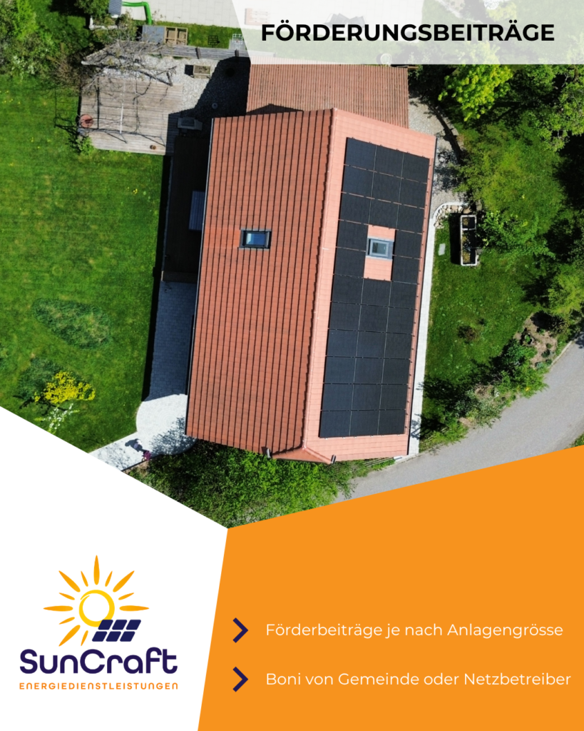 Luftaufnahme eines Einfamilienhauses mit Photovoltaikanlage auf dem Dach, Hinweis auf Förderungsbeiträge von SunCraft